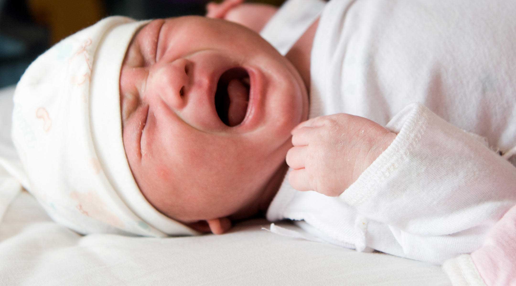 PhilipsAventIran.Com,اونت,آیا باید هر زمان نوزاد گریه می کند به او غذا داد؟